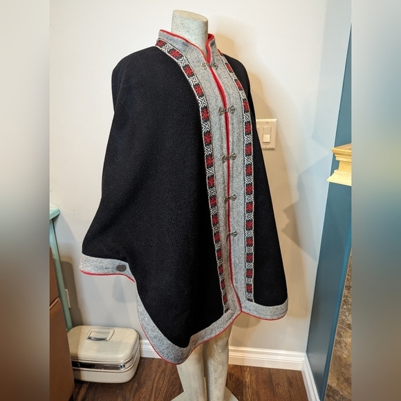 Norwegian Heimdall black Handcrafted wool cape by Kari G - Picture 4 of 17